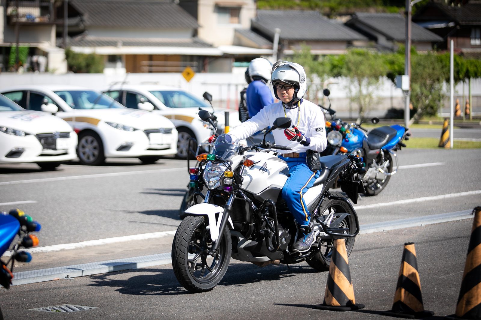 ヒューマンスクール早岐の二輪教習。指導員と教習生がコースを走る