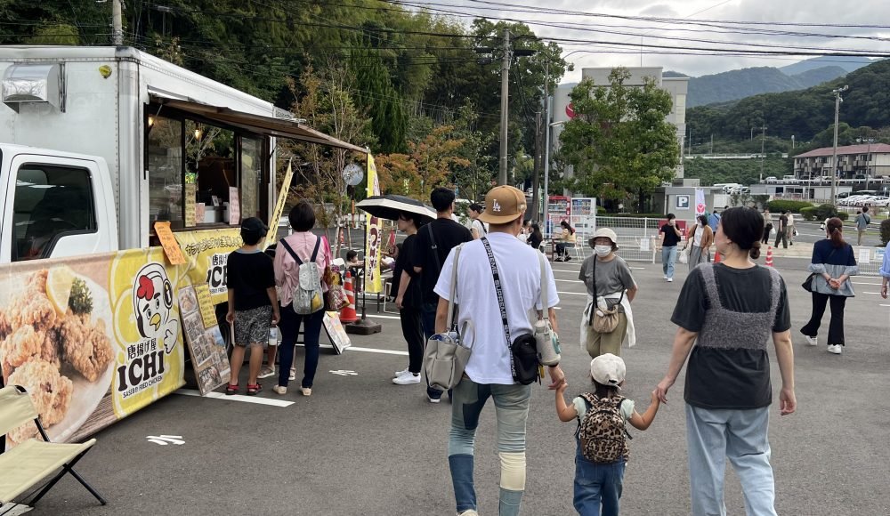 ヒューマンスクール早岐の校内で開かれたヒューマン×ヨカコトまつりの会場