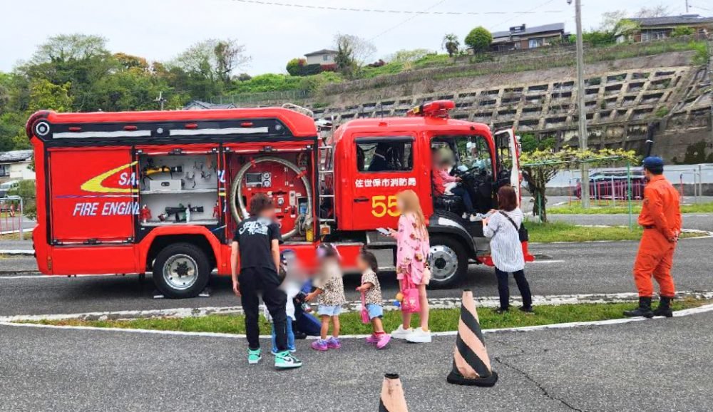 まつり会場に展示された消防車と子どもたち
